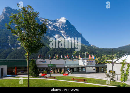 Das Sportzentrum (Sportzentrum) und Tourist Info Center in Grindelwald die Eiger im Hintergrund, Berner Oblerland, Schweiz Stockfoto