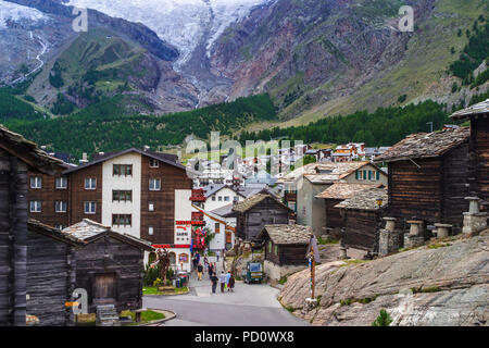 Blick auf Saas Fee Dorf und altmodische Holzhütten im Saastal (Saastal) im Kanton Wallis, Schweiz Stockfoto