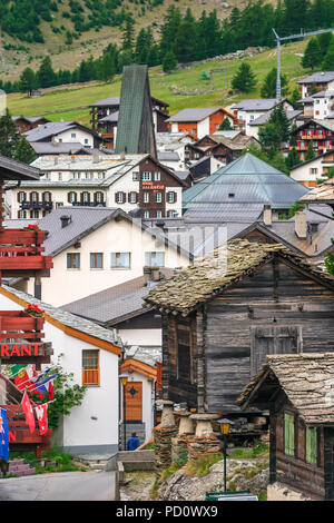 Traditionelle hölzerne Hütte auf staddle Steine am Eingang nach Saas Fe Dorf im Saastal (Saastal) im Kanton Wallis, Schweiz Stockfoto