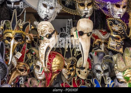 Venedig, Italien, 23. März 2018: Die verschiedenen venezianischen Masken in Venedig, Italien Stockfoto