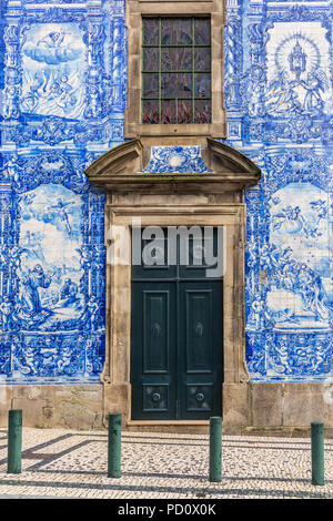 Detail der Fassade der Kirche Igreja do Carmo dos Carmelitas in Ribeira - die Altstadt von Porto, Porugal Stockfoto