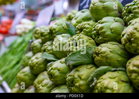 Nahaufnahme der grünen Artischocken am lokalen Markt in Barcelona. Stockfoto