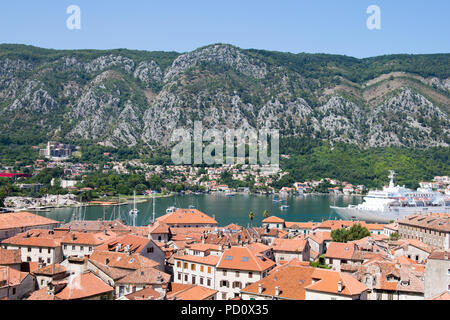 Blick über die Dächer von Kotor mit Booten in der Bucht vor Anker, Kotor, Montenegro, 2018 Stockfoto