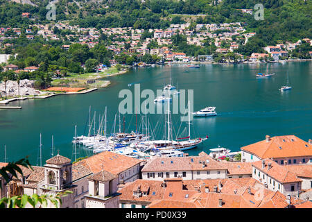 Blick über die Dächer von Kotor mit Booten in der Bucht vor Anker, Kotor, Montenegro, 2018 Stockfoto