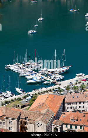 Blick über die Dächer von Kotor mit Booten in der Bucht vor Anker, Kotor, Montenegro, 2018 Stockfoto