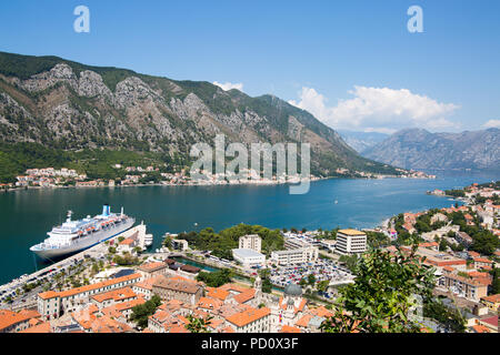 Blick über die Dächer von Kotor mit Booten in der Bucht vor Anker, Kotor, Montenegro, 2018 Stockfoto