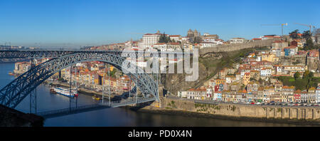 Porto, Portugal - 18. Januar 2018: Panoramablick auf das historische Stadtzentrum mit der berühmten Ponte Dom Luiz Brücke in Porto, Portugal Stockfoto