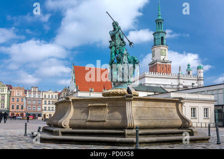 Poznan, Polen - 30. März 2018: Neptun Brunnen mit dem Rathausturm im Hintergrund auf dem Hauptmarkt (Rynek) Platz in der Altstadt von Pozn Stockfoto