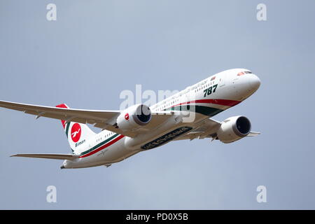 Boeing hat die 787 in der Bangladesh Airlines Bemalung auf der Farnborough International Airshow 2018, Farnborough, Großbritannien Stockfoto