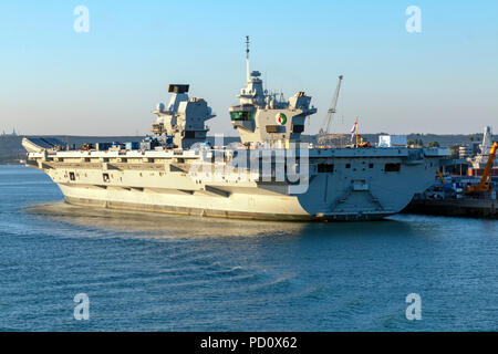 Portsmouth, Solent, UK - 29. Juni 2018: Die HMS Queen Elizabeth Royal Navy neue Flugzeugträger angedockt an der Portsmouth Harbour wird renoviert in Preparatio Stockfoto