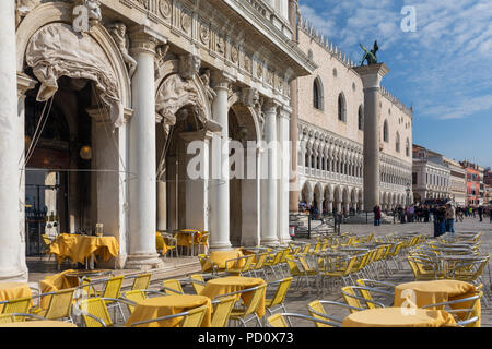 Venedig, Italien, 21. März 2018: Outdoor Cafe auf der Piazza San Marco im Sunrise in Venedig, Italien Stockfoto