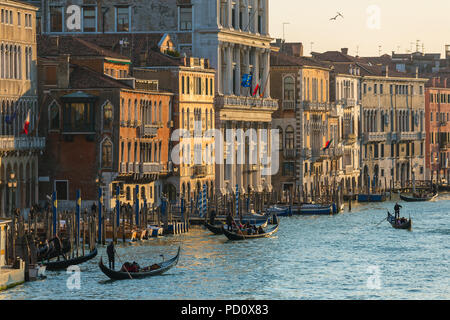 Venedig, Italien, 21. März 2018: Wasser Verkehr am Grand Canal in Venedig in den Sonnenuntergang, Italien. Stockfoto