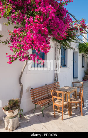 Malerische street view in Lefkes Village auf der Insel Paros, Kykladen, Griechenland Stockfoto