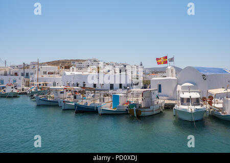 Fischerboote im Hafen von Naoussa, Paros, Kykladen, Griechenland Stockfoto