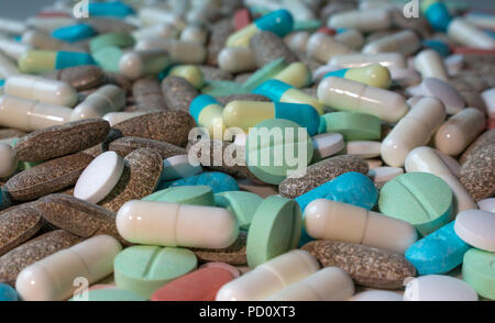 Bunte Pillen und Tabletten Hintergrund Rahmen Stockfoto