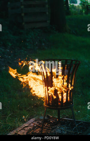 Foto von einem Lagerfeuer in einem Garten in Deutschland Stockfoto