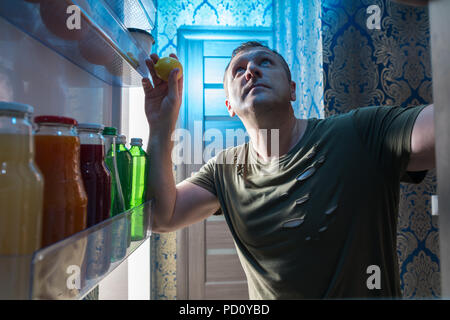Vorderansicht des Menschen öffnen Kühlschrank voller Essen Stockfoto