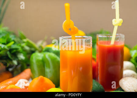 Zwei gesunde Gemüse Smoothies in hohe Gläser sowie eine Auswahl an frischen Zutaten in einer gesunden Diät Konzept umgeben Stockfoto