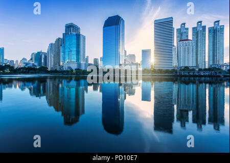 Stadtbild in der Mitte von Bangkok, Luftaufnahme von Bangkok moderne Bürogebäude und Kondominium in Bangkok City Downtown mit sunrise Himmel und Wolken an Stockfoto