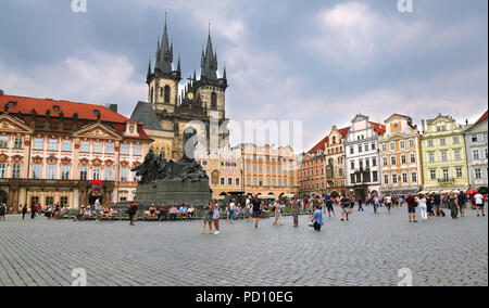 Prag, Tschechische Republik - 11.Juni 2018. Blick auf die Altstadt mit Touristen in Prag, Tschechische Republik Stockfoto