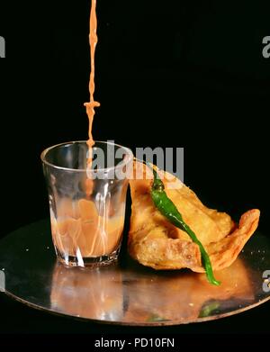 Chai und Samosa Stockfoto