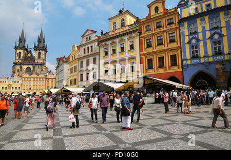 Prag, Tschechische Republik - 11.Juni 2018. Blick auf den Altstädter Ring mit bunten Gebäuden und Kirche der Muttergottes vor dem Tyn im Hintergrund Stockfoto