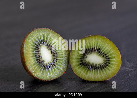 Knackig frische Kiwi auf einem grauen Küchenarbeitsplatte Stockfoto