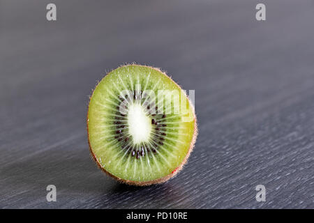 Knackig frische Kiwi auf einem grauen Küchenarbeitsplatte Stockfoto