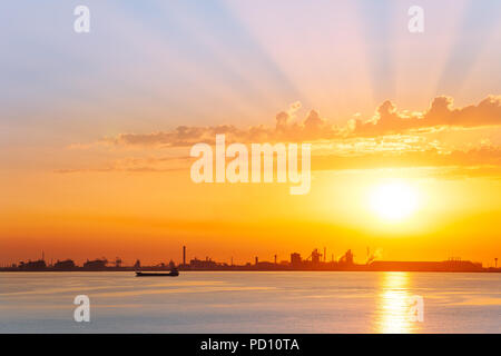 Port-de-Bouc skyline Silhouette bei Sonnenuntergang Stockfoto