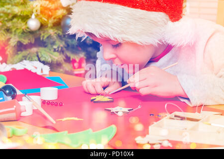 Junge Dekoration Weihnachten Engel mit gelber Farbe Stockfoto