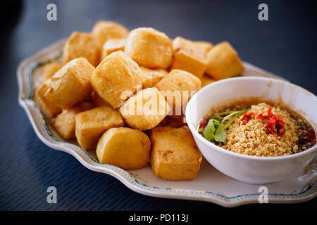 Gebratener Tofu mit pikanter Sauce Stockfoto