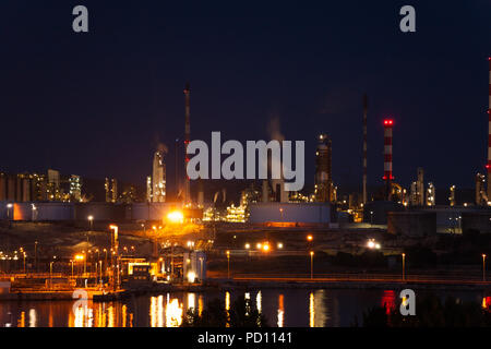 Port de Bouc industriellen Komplex in der Nacht, Frankreich Stockfoto