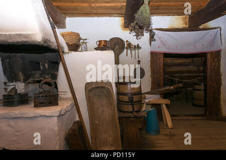 Innere altmodischen Dekoration der Hütten der ländlichen Bevölkerung. Holz- Utensilien, Holzmöbel. Stockfoto