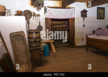 Innere altmodischen Dekoration der Hütten der ländlichen Bevölkerung. Holz- Utensilien, Holzmöbel. Stockfoto