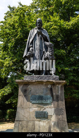 Lincoln, Großbritannien - 02/19/2018: eine Statue von Lord Alfred Tennyson, ein Poet Laureate von Großbritannien und Irland, in Lincoln. Stockfoto