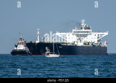 Triest, Italien, 4. August 2018. Ein Segelboot eilt aus dem Weg als speyrer Reiseführer Liberia zu erhalten-Flagge Rohöl tanker Pola in die Adria p Stockfoto