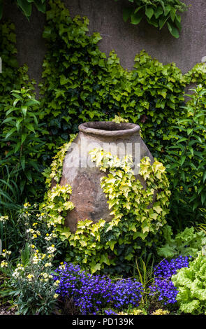 Vase- und Frühlingsblumen Chanticleer Botanical Garden, Wayne, Pennsylvania, USA, Ivy Pot, Garten Urne vertikale Gärten formale Gärten, FS 10,86 MB 300 ppi Stockfoto