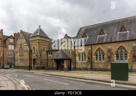 St Giles Kirche Schule im Jahre 1864 im gotischen Stil per E F Gesetz gebaut, jetzt der Pfarrei Zimmer; Northampton, Großbritannien Stockfoto