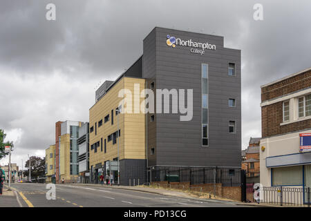 Modernes Gebäude mit Northampton Hochschule eine weitere Bildungseinrichtung; Northampton, Großbritannien Stockfoto