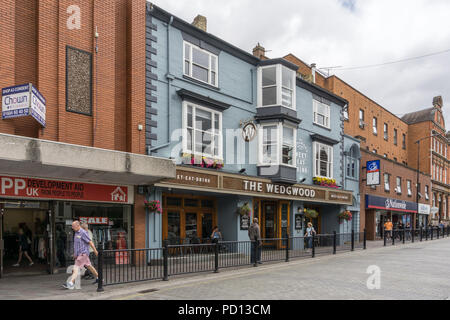 Einzelhandelsgeschäfte auf Abington Street, der Hauptverkehrsstraße im Zentrum der Stadt, Northampton, Großbritannien. Stockfoto