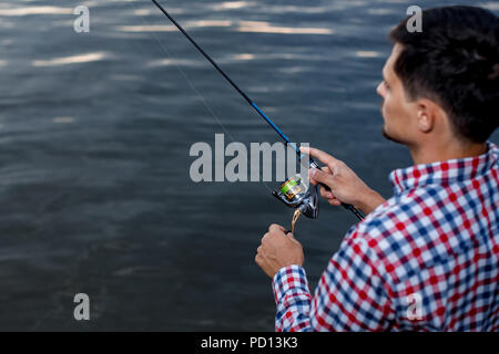 Angeln im Fluss bei Sonnenuntergang. Stockfoto