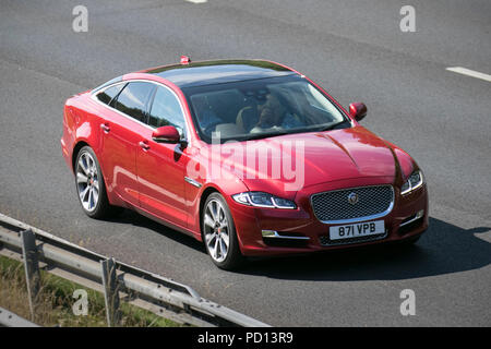 2018 red Jaguar XJ Premium Luxus V6 D-AU; Großbritannien Verkehr, Transport, sammelbaren Fahrzeuge Limousine Autos, auf die 3 Lane M55 Autobahn Autobahn, Blackpool, Großbritannien Stockfoto