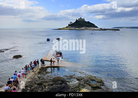 Warteschlangen von Touristen warten auf eine Fähre nach St. Michael's Mount, Marazion, Cornwall, UK - Johannes Gollop transportiert werden Stockfoto