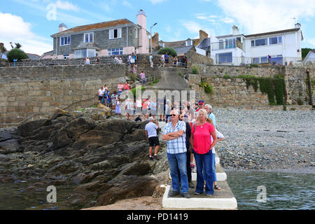 Warteschlangen von Touristen warten auf eine Fähre nach St. Michael's Mount, Marazion, Cornwall, UK - Johannes Gollop transportiert werden Stockfoto