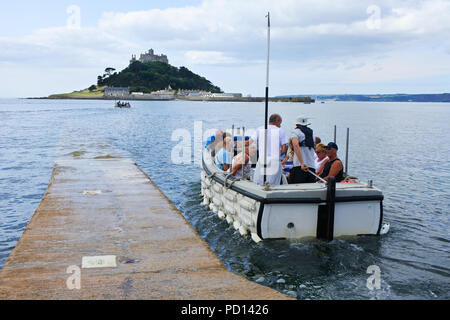 Touristen, die St. Michael's Mount, übergesetzt, gegenüber bei Flut, Marazion, Cornwall, UK - Johannes Gollop Stockfoto