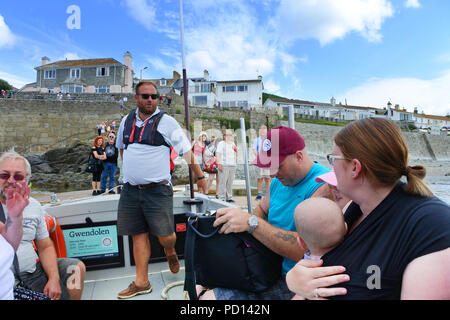 Touristen, die St. Michael's Mount, übergesetzt, gegenüber bei Flut, Marazion, Cornwall, UK - Johannes Gollop Stockfoto