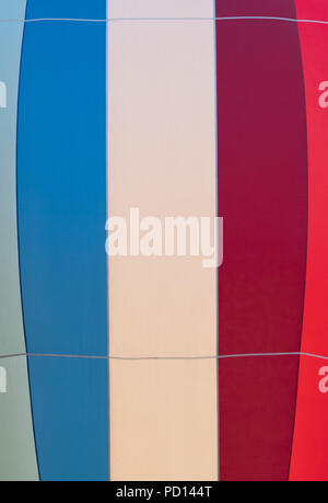 Nahaufnahme der Hellblau, Blau, Weiß, Rot und hellen roten Stoff von einem Heißluftballon. Stockfoto