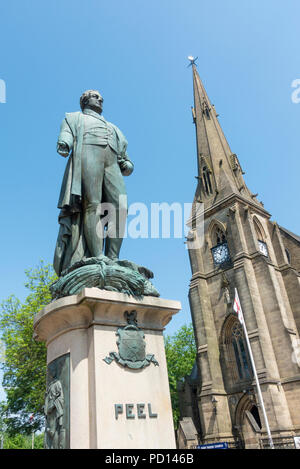 Peel Memorial Statue und St Marys Kirche im Stadtzentrum begraben. Stockfoto