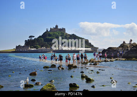 Touristen warten auf den Damm an einem sonnigen Tag zu öffnen, St. Michael's Mount, Cornwall, UK - Johannes Gollop Stockfoto