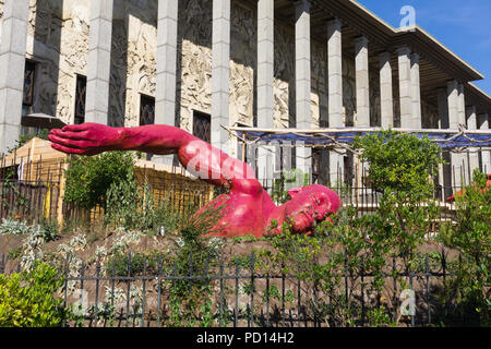 Paris Skulptur - Diadji Diop Skulptur "Dans le bonheur" ('Schwimmen im Glück') vor dem Museum der Einwanderung in Frankreich Paris, Frankreich, Europa. Stockfoto